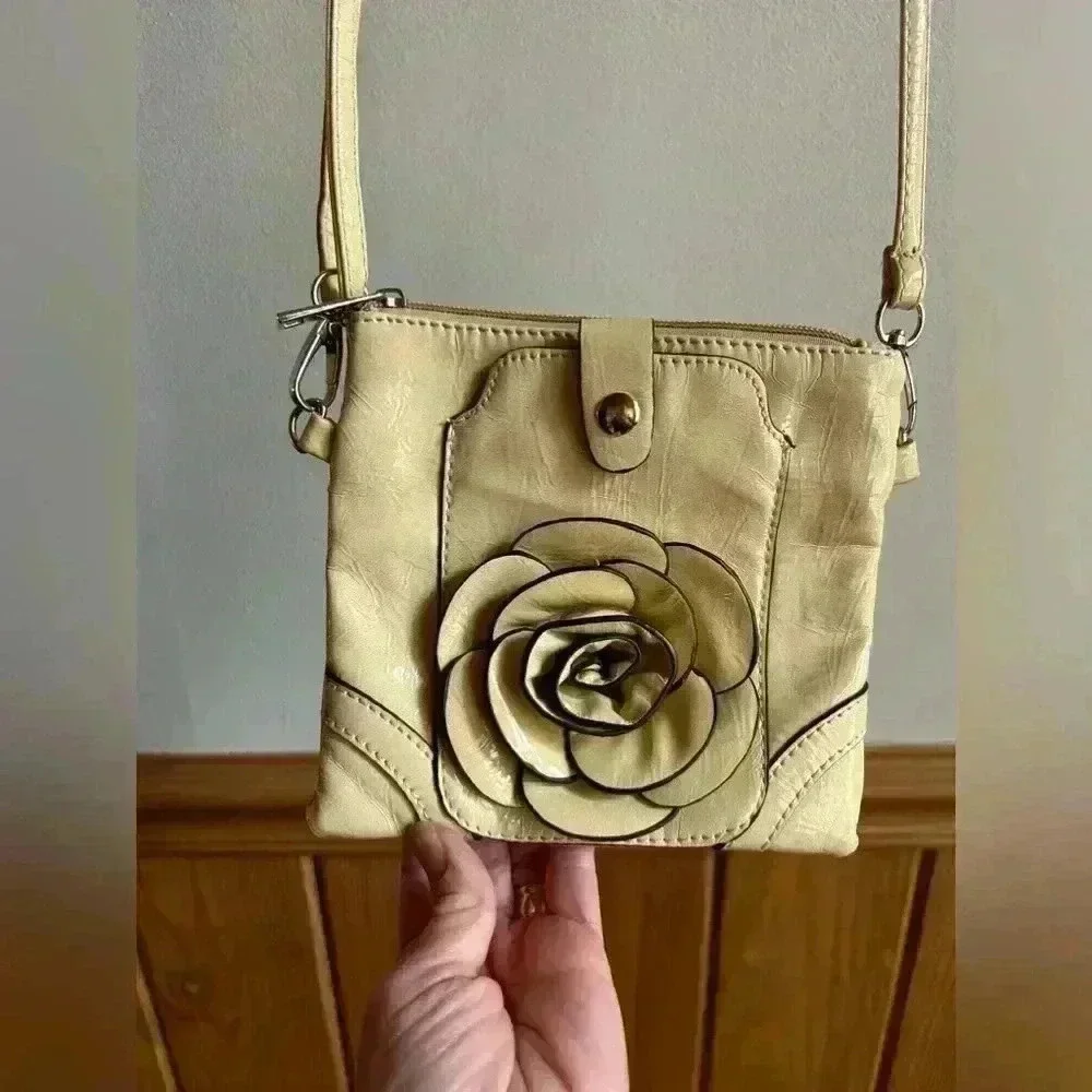 Crossbody bag w rose, phone pocket, inside pocket, see pics